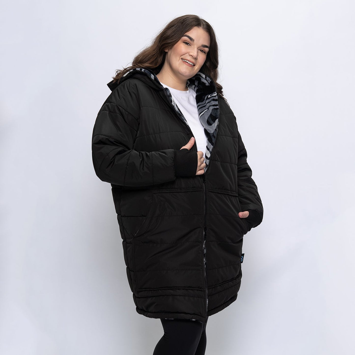 size: Claudia is 173cm wearing a size L/XL