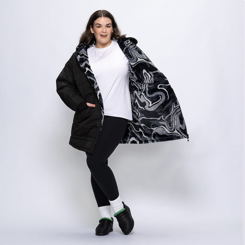 size: Claudia is 173cm wearing a size L/XL