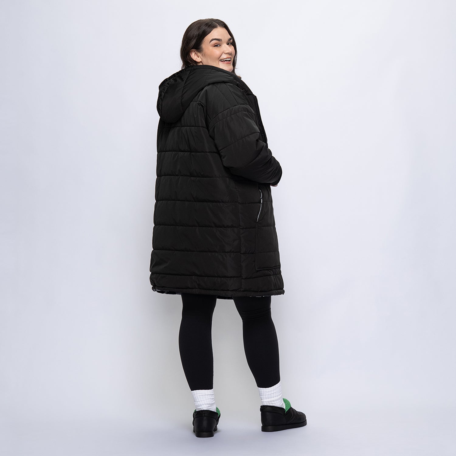 size: Claudia is 173cm wearing a size L/XL