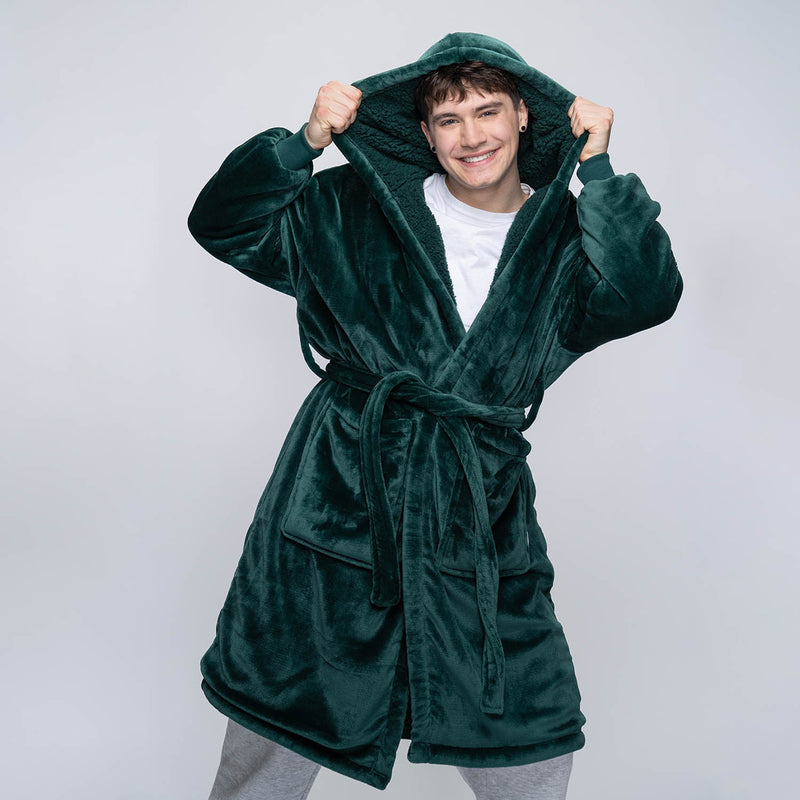size: Connor is 183cm wearing a size L/XL