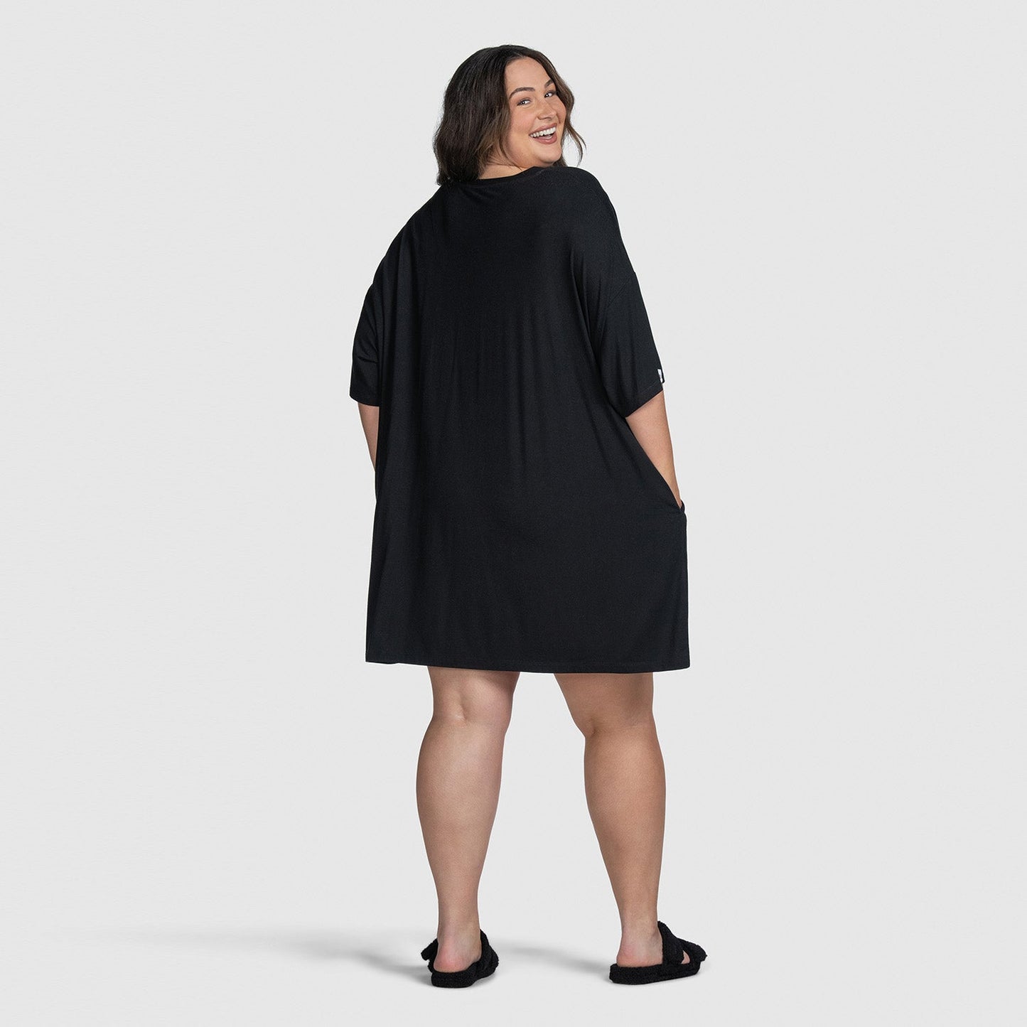 size: Caitlin is 183cm wearing a size S-XL