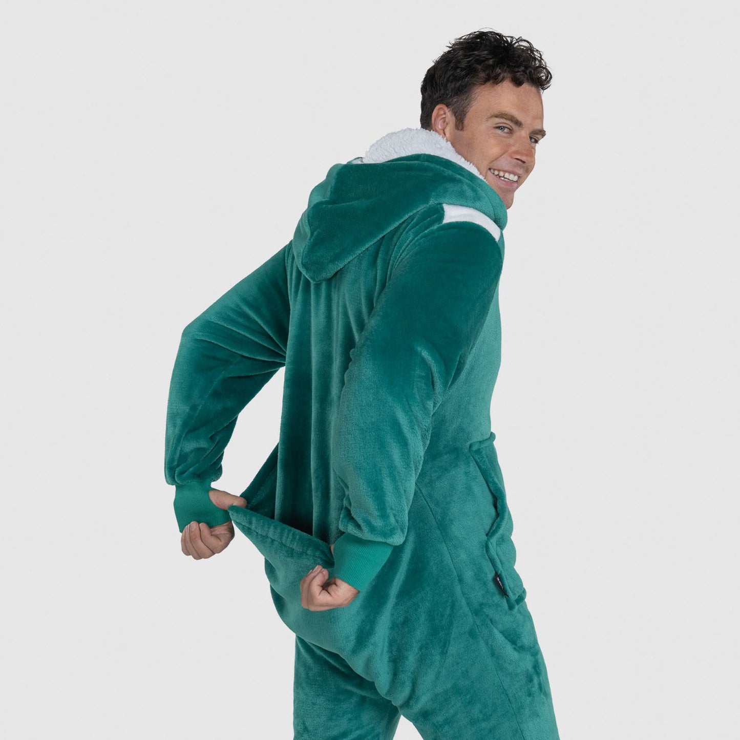 size: Jake is 191cm wearing a size L/XL