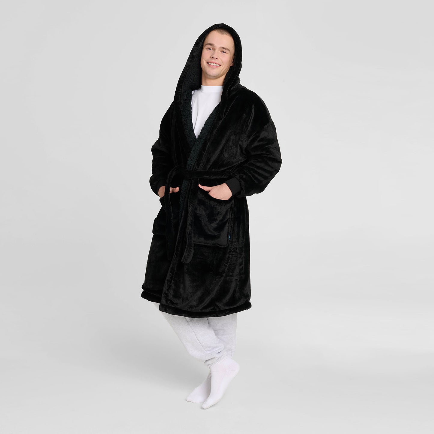 size: Riley is 182cm wearing a size L/XL