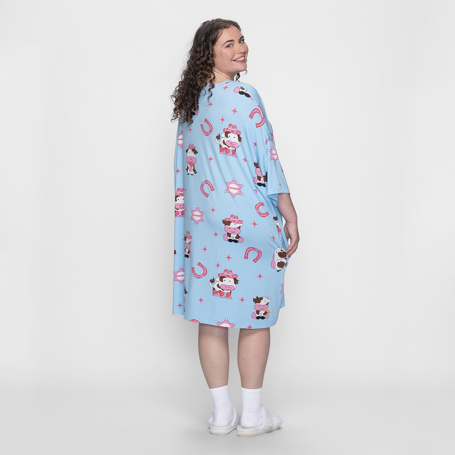 size: Finty is 5′7″ wearing a size OSFM