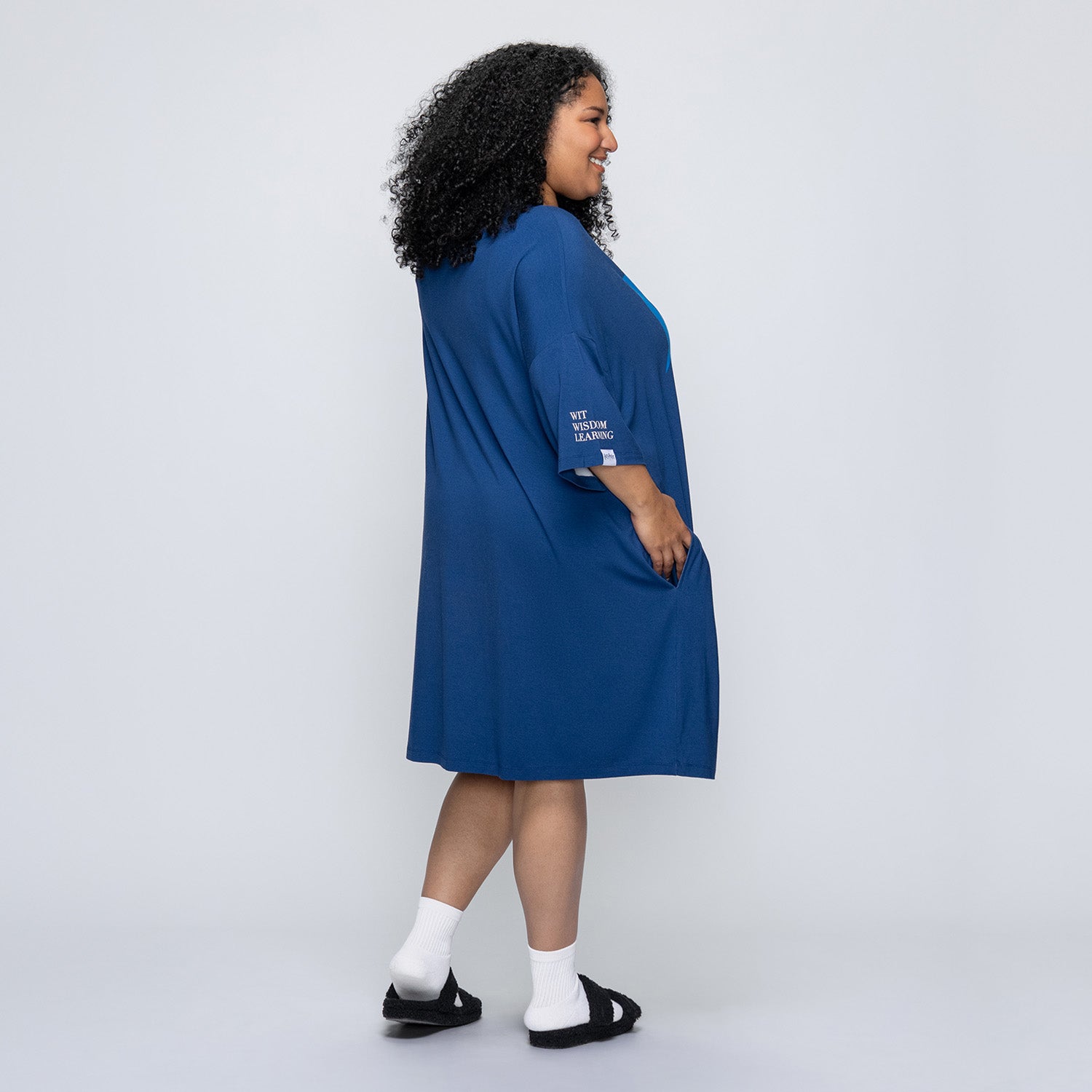 size: Aisha is 161cm wearing a size S/XL
