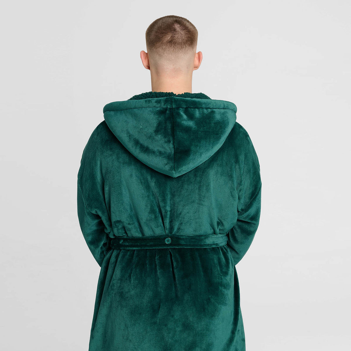 size: Riley is 182cm wearing a size L/XL