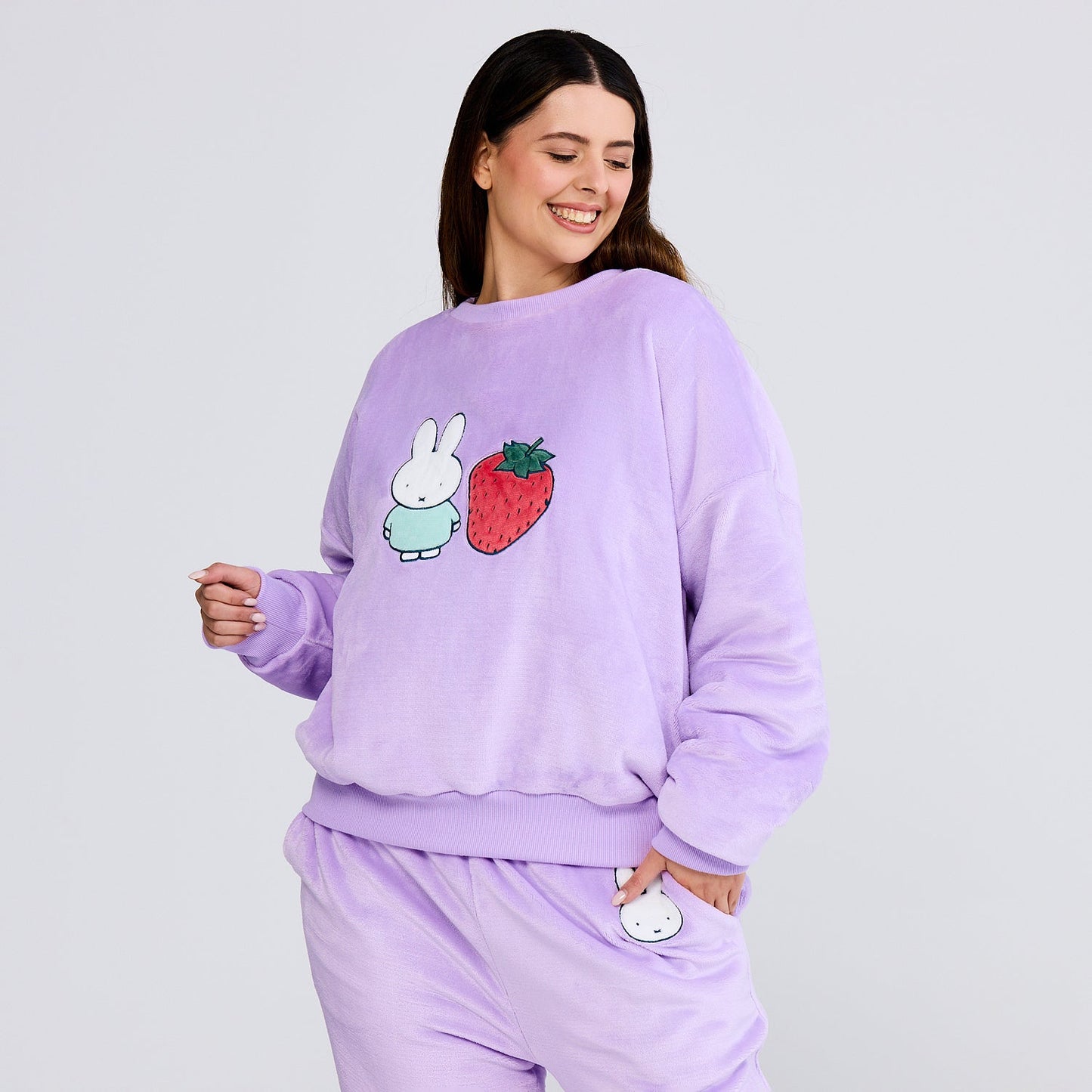 size: Serena is 180cm wearing a size L/XL