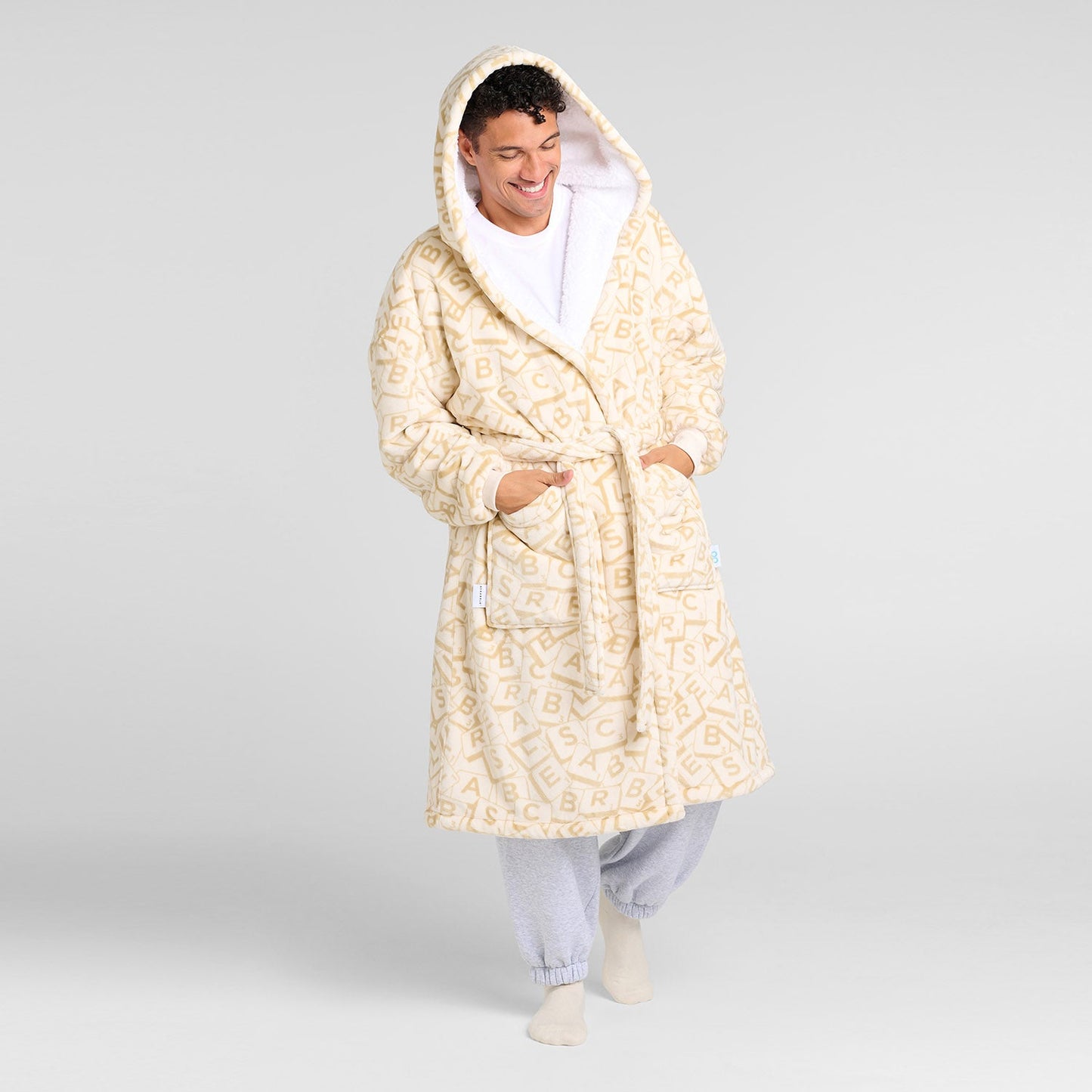 size: Renato is 179cm wearing a size L/XL
